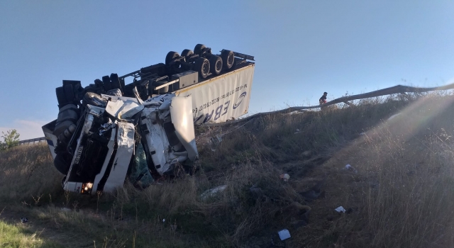 Edirne’deki trafik kazasında tır sürücüsü yaralandı