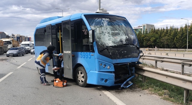 Kocaeli’de minibüsün panelvana çarptığı kazada 2 kişi yaralandı