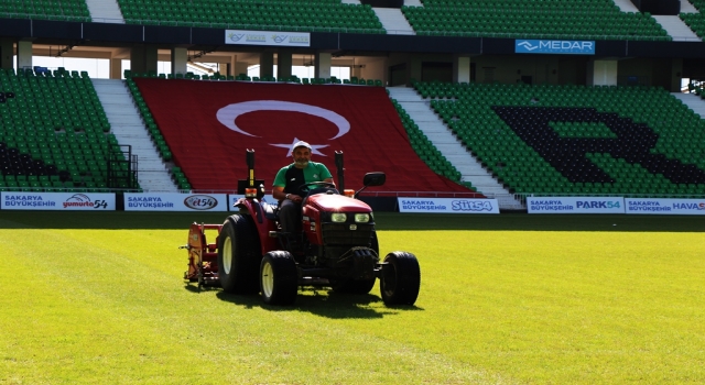 Yeni Sakarya Atatürk Stadı’nın çimleri maç öncesi bakımdan geçiyor