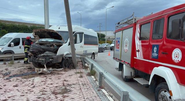 Kocaeli’de bariyere çarpan servis minibüsünün sürücüsü yaralandı