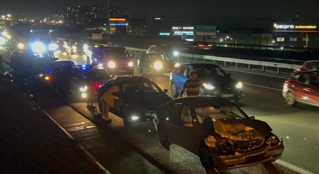 Anadolu Otoyolu’nda 6 aracın karıştığı trafik kazası nedeniyle ulaşım aksadı