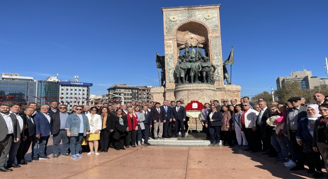 İYİ Parti İstanbul İl Başkanlığı Taksim Cumhuriyet Anıtı’na çelenk bıraktı