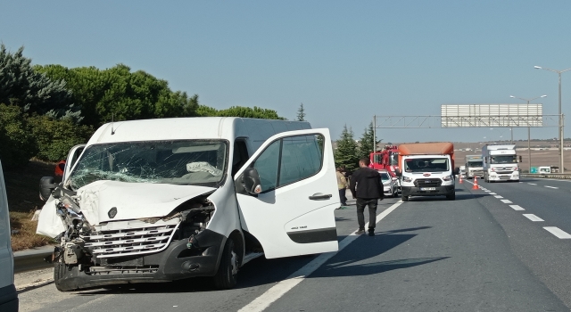 Silivri’de panelvanla çarpışan kamyonet devrildi