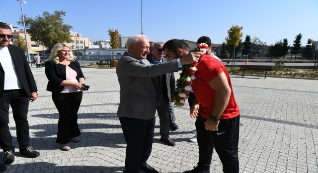 Şampiyon güreşçi Aktürk Lapseki’de sevinçle karşılandı