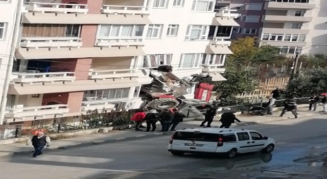 Yalova’da iş makinesinin çarptığı binada hasar oluştu