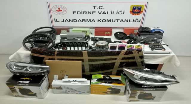 Edirne’de Kapıkule’den giriş yapan yolcu otobüsünde gümrük kaçağı eşyalar ele geçirildi