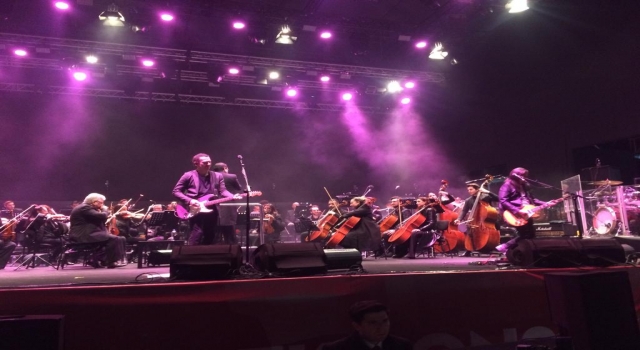 Mor ve Ötesi, Cumhuriyet Bayramı dolayısıyla Bursa’da konser verdi