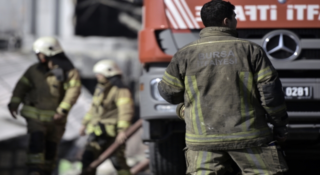 Bursa’da yanan tekstil fabrikasından çıkan duman kenti kapladı