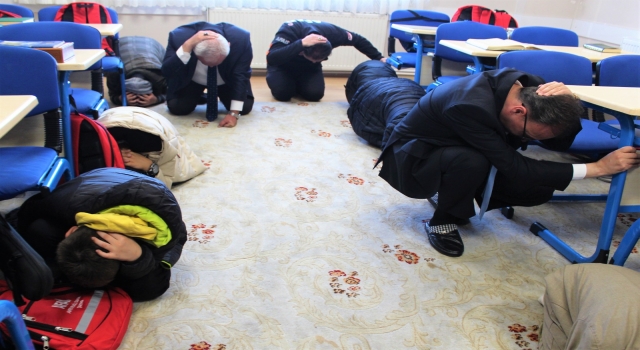 Bilecik’te Kur’an kursunda ”Deprem Anı, Çök Kapan Tutun ve Tahliye Tatbikatı” yapıldı