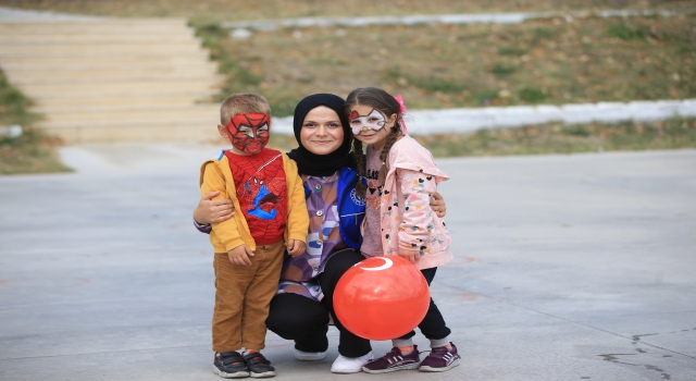 Kırklareli’nde gönüllü gençler köy çocuklarını gölge oyunuyla tanıştırıyor