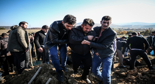 Bursa’daki yangında ölen anne ile 8 çocuğun cenaze namazları kılındı