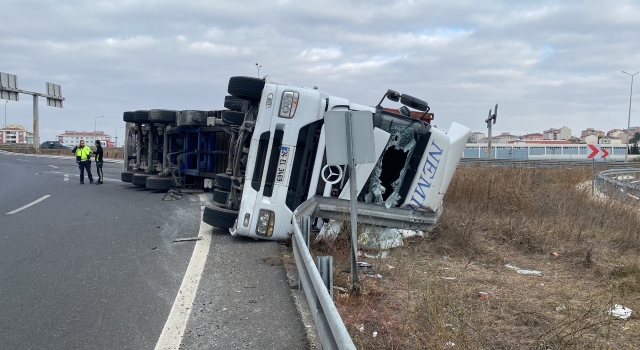 Tekirdağ’da devrilen tırın sürücüsü yaralandı