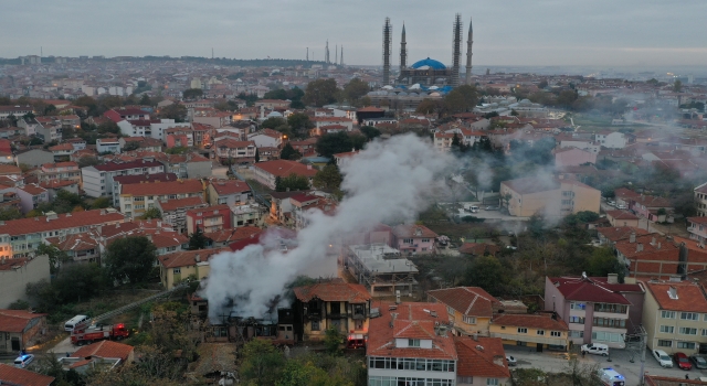 Edirne’de çıkan yangında iki katlı ahşap bina kullanılamaz hale geldi