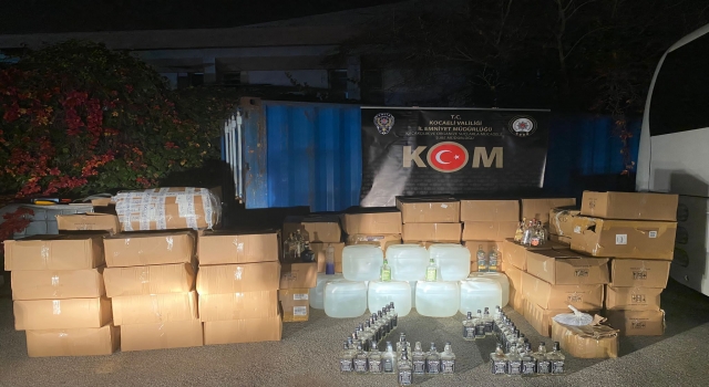 Kocaeli’de otoyolda durdurulan minibüste 300 litre etil alkol ele geçirildi