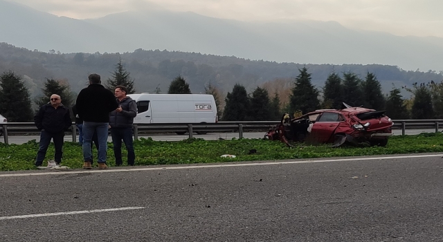 Sakarya’da refüje devrilen otomobildeki anne ve kızı yaralandı