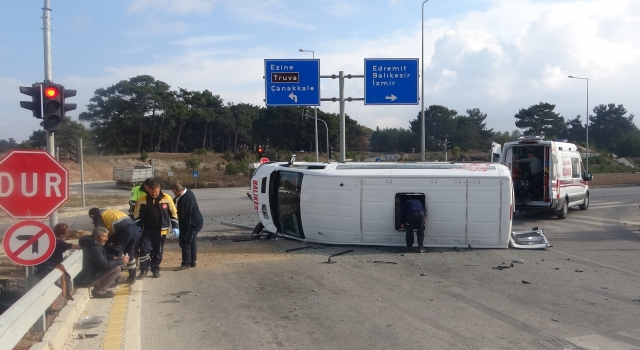 Çanakkale’de minibüs ile otomobilin çarpıştığı kazada 6 kişi yaralandı