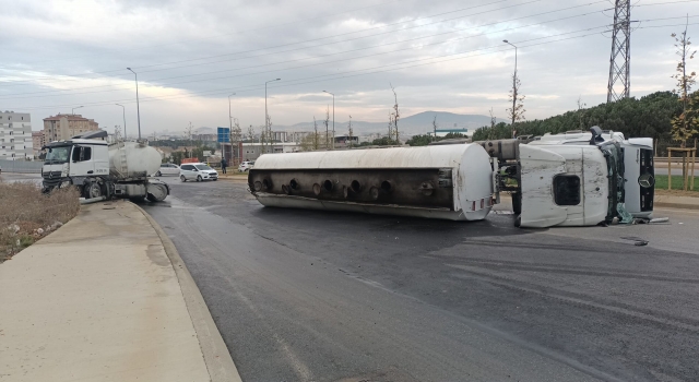 Tuzla’da devrilen atık su tankerinin sürücüsü yaralandı