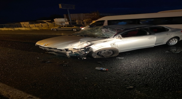 Tekirdağ’da refüje ve tabelalara çarpan otomobildeki iki kişi yaralandı