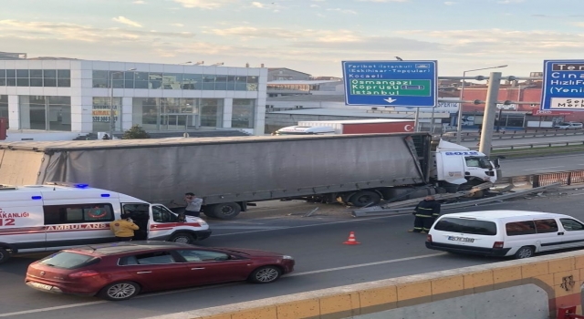 Yalova’da direğe çarparak durabilen tırın kaza anı güvenlik kamerasında