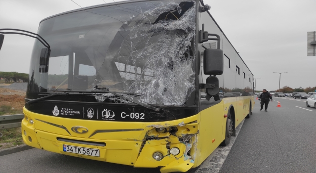 Ümraniye’de İETT otobüsü ile servis minibüsü çarpıştı, 7 kişi yaralandı