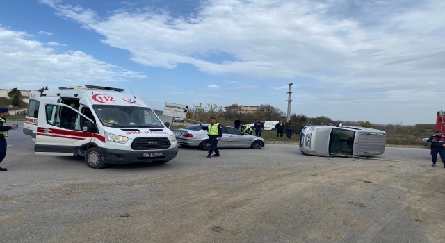 Kaynarca’da otomobille çarpışarak devrilen hafif ticari aracın sürücüsü yaralandı