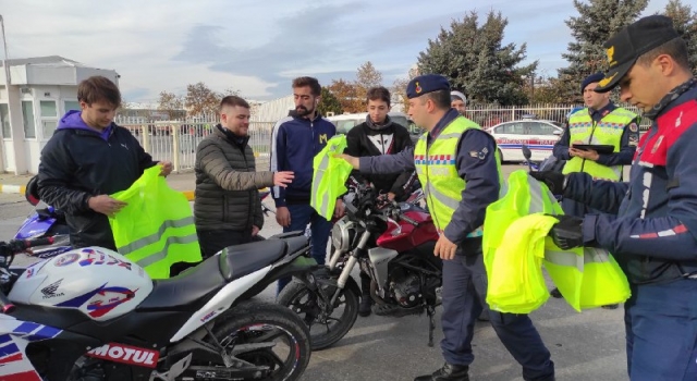 Edirne’de jandarma ekipleri motosiklet sürücülerine reflektif yelek dağıttı