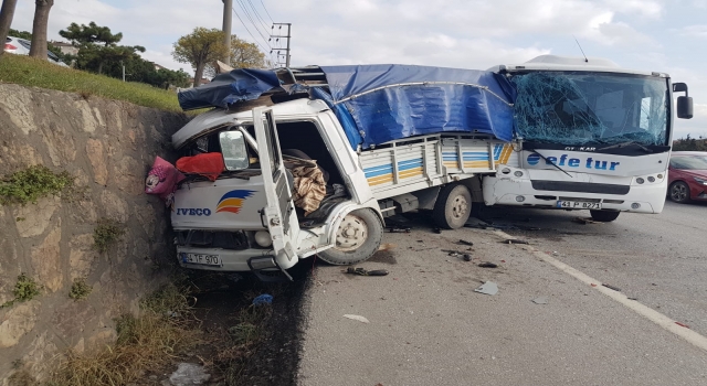 Kocaeli’de servis midibüsü ile kamyonet çarpıştı, 4 kişi yaralandı