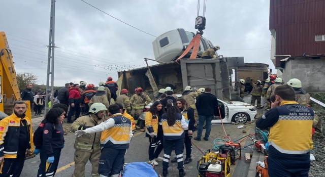 Başakşehir’de hafriyat kamyonu otomobilin üzerine devrildi