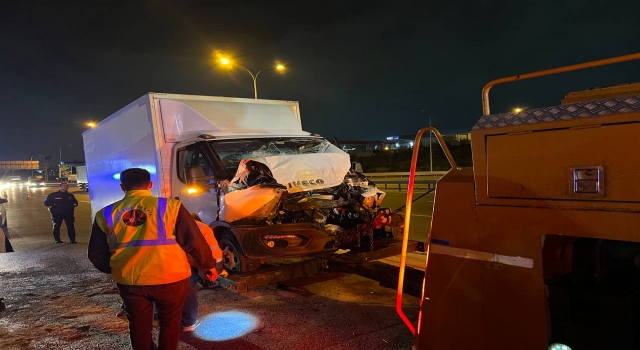 Kocaeli’de tıra çarpan kamyonetin sürücüsü yaralandı