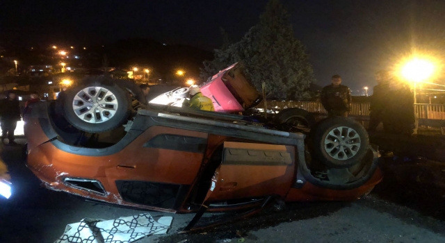 Sakarya’da devrilen pancar yüklü tırın sürücüsü yaralandı