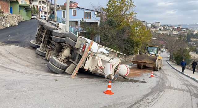 Kocaeli’de devrilen beton mikserinin sürücüsü yaralandı