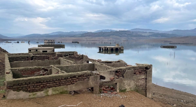 Çanakkale’deki barajın seviyesi azalınca eski köy 6 yıl sonra yeniden göründü