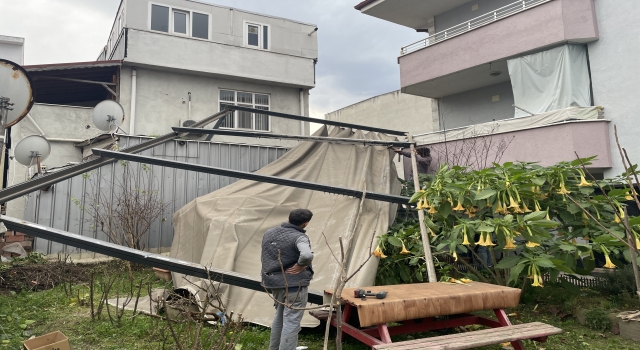 Sakarya’da şiddetli lodos nedeniyle bir binanın tentesi uçtu