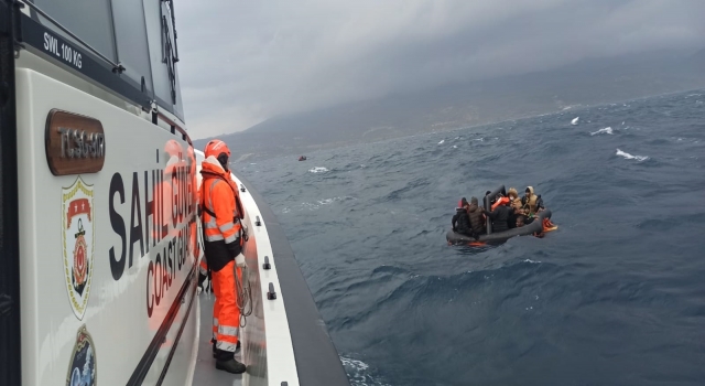 Çanakkale’de Türk kara sularına itilen 66 düzensiz göçmen kurtarıldı