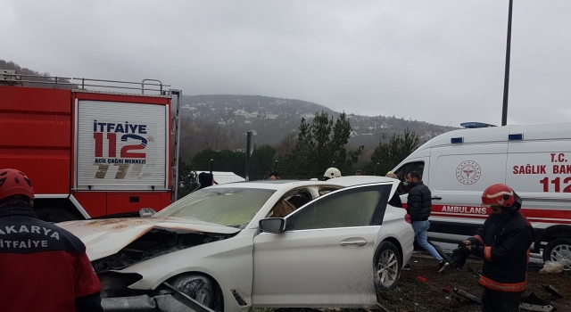 Sakarya’da kaza sonrası yangın çıkan otomobildeki 2 kişi yaralandı