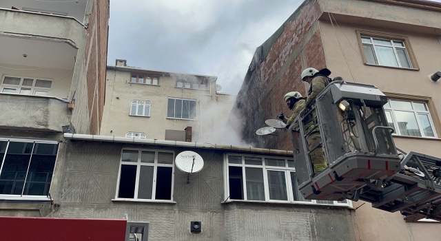 Sultangazi’de evi yanan kadını komşuları teselli etti