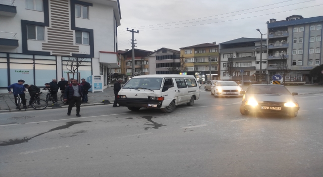 Sakarya’da dolmuş ile panelvanın çarpıştığı kazada 5 kişi yaralandı