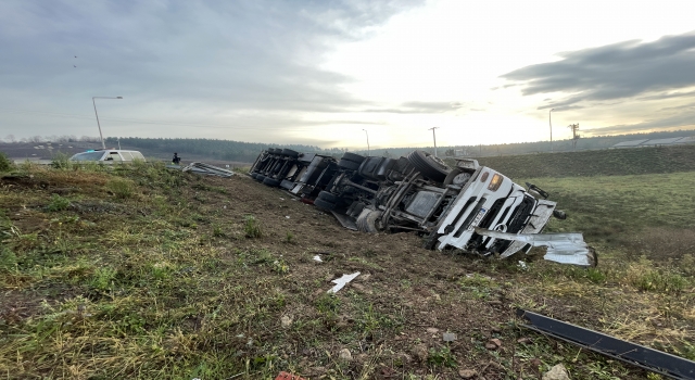 Sakarya’da kontrolden çıkan saman yüklü tır şarampole devrildi