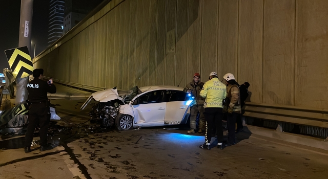 Kadıköy’de bariyerle çarpan otomobilin sürücüsü olay yerinden kaçtı