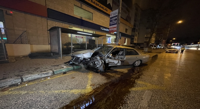 Bursa’da metro duvarına çarpıp otobüs durağına giren otomobildeki bir kişi yaralandı