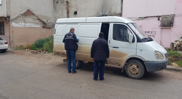 Hırsızlık amaçlı girdiği minibüste mahsur kalan zanlı yakalandı