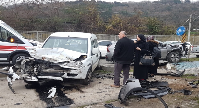 Sakarya’da 3 aracın karıştığı trafik kazasında 7 kişi yaralandı