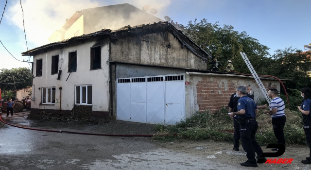 Bursa'da çıkan yangında ev kullanılamaz hale geldi