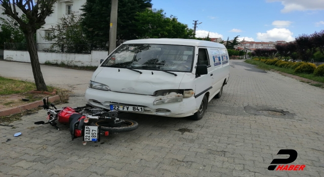 Keşan'da kamyonetle motosikletin çarpışması sonucu 2 kişi yaralandı