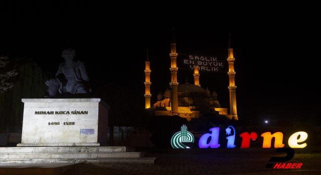 Selimiye Camisi'ne "Sağlık En Büyük Varlık" yazılı mahya asıldı