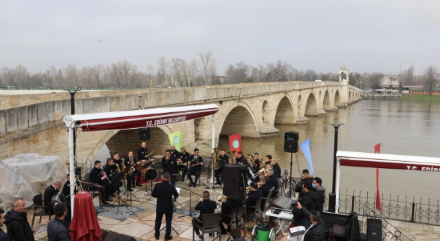 Edirne’de kısıtlamada evinde kalanlara moral için Meriç Nehri kenarında bando konseri verildi