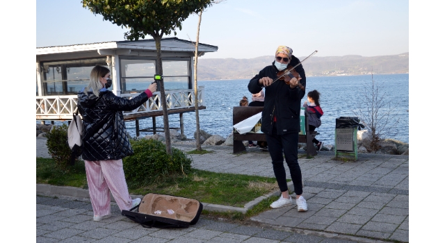 Kısıtlamadan muaf olan turistler Sapanca’da güzel havanın tadını çıkardı