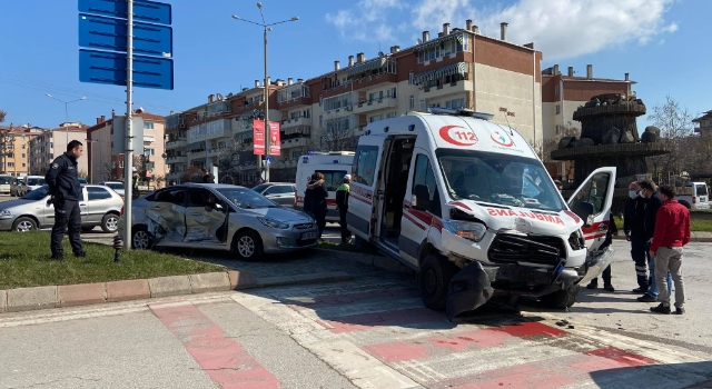 Edirne’de ambulans ile otomobil çarpıştı: 1 yaralı