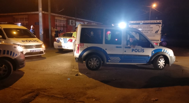 Kocaeli’de çeşitli suçlardan aranan kişi bira şişesiyle polislere saldırdı