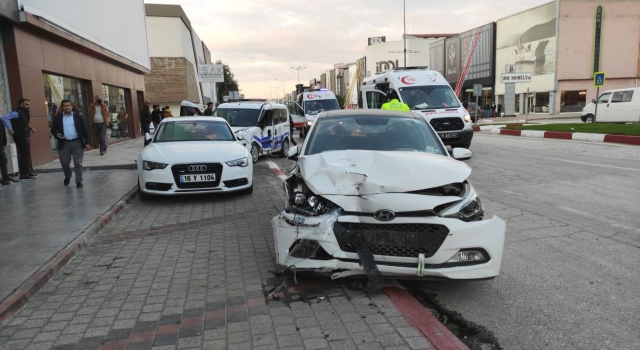 Bursa’daki trafik kazasında 2’si polis 3 kişi yaralandı